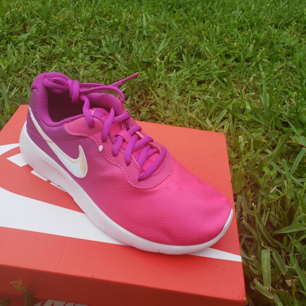 Girl Nike tanjun print sneaker